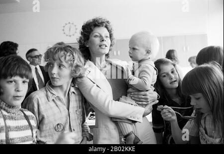 Su Kramer, deutsche Schlager- und Popsängerin, mit Sohn Alexander in Hamburg, Deutschland um 1975. German schlager and pop singer Su Kramer with son Alexander at Hamburg, Germany around 1975. Stock Photo