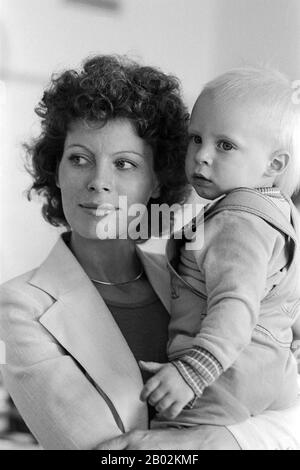 Su Kramer, deutsche Schlager- und Popsängerin, mit Sohn Alexander in Hamburg, Deutschland um 1975. German schlager and pop singer Su Kramer with son Alexander at Hamburg, Germany around 1975. Stock Photo