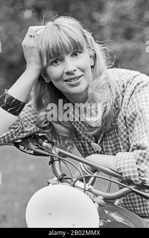 Ursela Monn, Schweizer Schauspielerin und Sängerin, Deutschland um 1977. Swiss actress and singer Ursela Monn, Germany around 1977. Stock Photo