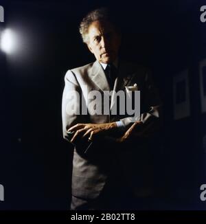 Jean Cocteau,  französischer Schriftsteller, Regisseur und Maler, in seinem Atelier in Paris, Frankreich um 1960. French author, director and painter Jean Cocteau at his studio n Paris, France around 1960. Stock Photo