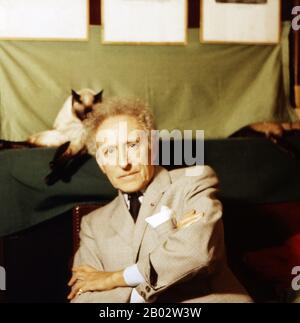 Jean Cocteau,  französischer Schriftsteller, Regisseur und Maler, in seinem Atelier in Paris, Frankreich um 1960. French author, director and painter Jean Cocteau at his studio n Paris, France around 1960. Stock Photo