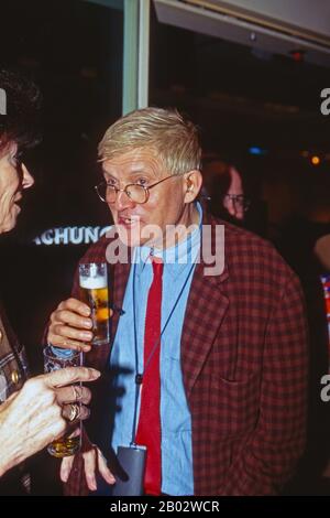 David Hockney, britischer Maler, Grafiker, Bühnenbildner und Fotograf, bei der Eröffnung seiner Retrospektive im Museum Ludwig in Köln, Deutschland 1997. British painter, graphic artist, stage designer and photographer David Hockney at the opening of his retrospective at Museum Ludwig in Cologne, Germany 1997. Stock Photo