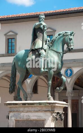 Italy: Equestrian statue of Ferdinando I de' Medici, Grand Duke of Tuscany (1549 - 1609), Piazza della Santissima Annunziata, Florence. Completed by the Italian sculptor, Pietro Tacca (1577 - 1640), the statue was erected in 1608. The equestrian statue of Ferdinando I was originally commissioned from an elderly Giambologna (1529 - 1608) and completed by his pupil Pietro Tacca.  Ferdinando I de' Medici (30 July 1549 – 17 February 1609) was Grand Duke of Tuscany from 1587 to 1609, having succeeded his older brother Francesco I. Stock Photo