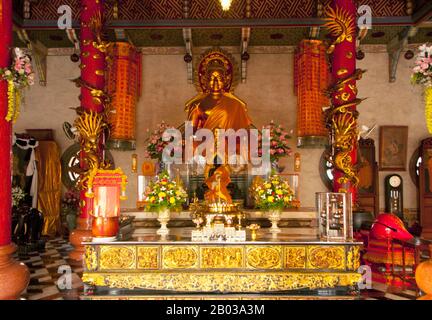 Wat Pho Maen Khunaram is a Mahayana Buddhist temple built in 1959. It mixes Thai, Chinese and Tibetan architectural styles. Stock Photo