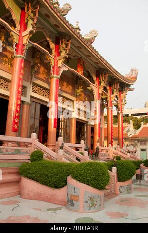 Wat Pho Maen Khunaram is a Mahayana Buddhist temple built in 1959. It mixes Thai, Chinese and Tibetan architectural styles. Stock Photo