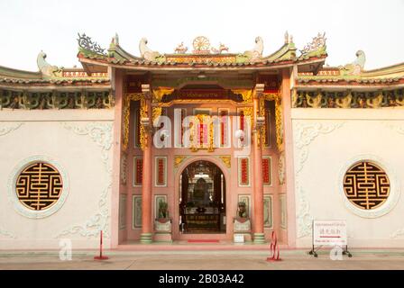 Wat Pho Maen Khunaram is a Mahayana Buddhist temple built in 1959. It mixes Thai, Chinese and Tibetan architectural styles. Stock Photo