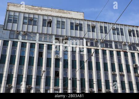 Glass facade of an abandoned office complex Stock Photo - Alamy