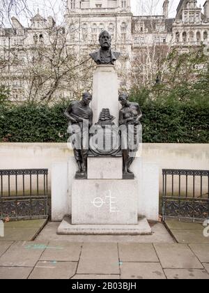 Samuel Plimsoll statue, Victoria Embankment, London. Tribute to the English social reformer known for his Plimsoll Line used in shipping. Stock Photo