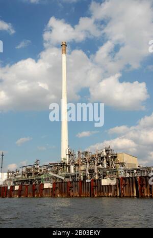 An oil refinery at the Port of Hamburg in Germany.   The seaport on the river Elbe is Germany's largest, third-busiest in Europe and the world’s fifte Stock Photo