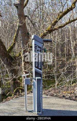 CARRON VILLAGE MORAY SCOTLAND BICYCLE OR BIKE REPAIR STATION NEAR TO THE CARRON ROAD BRIDGE ALONG THE SPEYSIDE WAY TRAIL Stock Photo