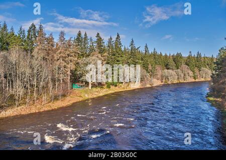 CARRON VILLAGE MORAY SCOTLAND VIEW TO GREEN FISHING HUT AND RIVER FROM THE UNIQUE CARRON ROAD AND OLD RAIL BRIDGE WHICH CROSSES THE RIVER SPEY Stock Photo