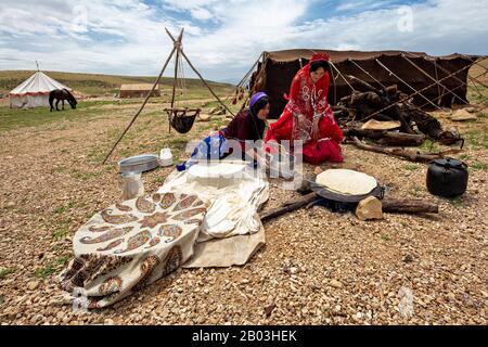 Nomadic woman from Qashqai nomads makes bread, near Shiraz, Iran. Stock Photo