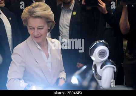 Brussels, Belgium. 18th Feb, 2020. President of the European Commission Ursula von der Leyen visits the AI Xperience Center at the VUB (Vrije Universiteit Brussel) Credit: ALEXANDROS MICHAILIDIS/17�Թ����� Live News Stock Photo