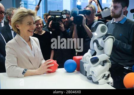 Brussels, Belgium. 18th Feb, 2020. President of the European Commission Ursula von der Leyen visits the AI Xperience Center at the VUB (Vrije Universiteit Brussel) Credit: ALEXANDROS MICHAILIDIS/17�Թ����� Live News Stock Photo