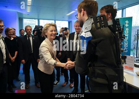 Brussels, Belgium. 18th Feb, 2020. President of the European Commission Ursula von der Leyen visits the AI Xperience Center at the VUB (Vrije Universiteit Brussel) Credit: ALEXANDROS MICHAILIDIS/17�Թ����� Live News Stock Photo