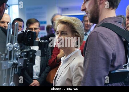 Brussels, Belgium. 18th Feb, 2020. President of the European Commission Ursula von der Leyen visits the AI Xperience Center at the VUB (Vrije Universiteit Brussel) Credit: ALEXANDROS MICHAILIDIS/17�Թ����� Live News Stock Photo