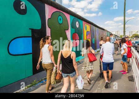 visitors at east side gallery
