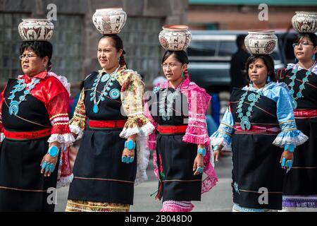 Zuni women with pots on their heads, Ceremonial Parade, Gallup Inter-Tribal Ceremonial, New Mexico USA Stock Photo