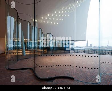 Hamburg, Elbphilharmonie, Entwurf Herzog & de Meuron, erbaut 2007-2016, Plaza, wellenförmige Glaswand und Außengalerie Stock Photo