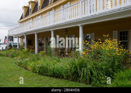 View of the garden and porch of the Robert Morris Inn in Oxford, Maryland, USA. Stock Photo