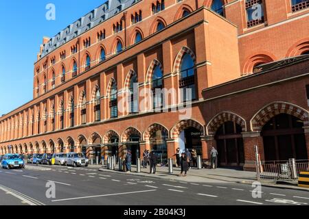 King's Cross St Pancras station, exterior building view of train station from Midland Road, London, UK Stock Photo