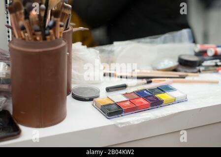 set of different brushes in a case. Make-up artist is painted on the table at the workplace. Makeup brushes. Workplace makeup artist. Mirror makeup ta Stock Photo