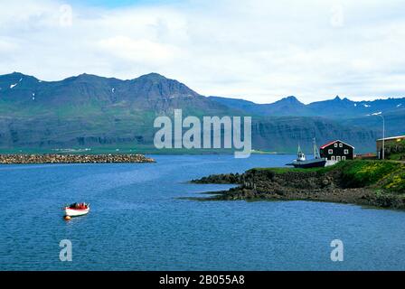 ICELAND, EAST COAST, DJUPAVOGUR FISHING VILLAGE, FISHING BOAT AND HOUSE Stock Photo