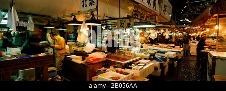 People buying fish in a fish market, Tsukiji Fish Market, Tsukiji, Tokyo Prefecture, Kanto Region, Japan Stock Photo