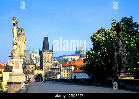 CZECH REPUBLIC, PRAGUE, CHARLES BRIDGE, VIEW OF MALA STRANA BRIDGE TOWERS AND CASTLE Stock Photo