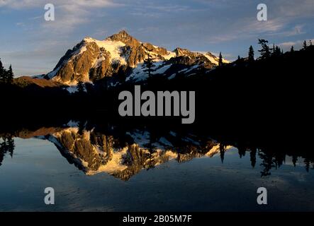 USA, WASHINGTON, HEATHER MEADOWS, MT. SHUKSAN (NO.CASCADES NATIONAL PARK) REFLECTED IN PICTURE LAKE Stock Photo