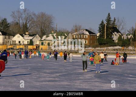 CANADA, ONTARIO, OTTAWA, PEOPLE ICE SKATING ON RIDEAU CANAL Stock Photo