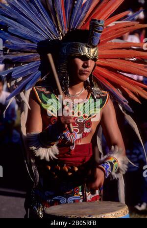 AZTEC TRADITIONAL DANCE PERFORMANCE, DRUMMER (MEXICO Stock Photo - Alamy