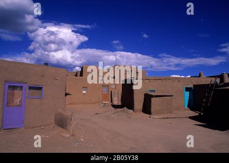 USA, NEW MEXICO, TAOS PUEBLO, ADOBE (MUDBRICK CONSTRUCTION) Stock Photo