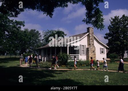 USA, TEXAS, LYNDON B. JOHNSON NATIONAL HISTORIC PARK, LBJ BIRTHPLACE, TOURISTS Stock Photo