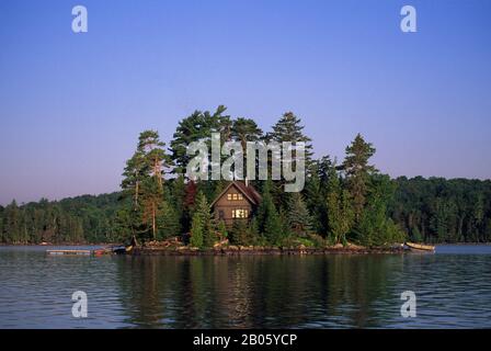 USA, MAINE, MOOSEHEAD LAKE CABIN ON ISLAND Stock Photo