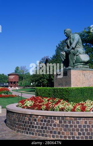 USA, MICHIGAN, NEAR DETROIT DEARBORN, GREENFIELD VILLAGE, STATUE OF THOMAS ALVA EDISON Stock Photo