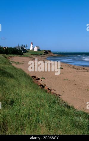 CANADA, PRINCE EDWARD ISLAND, PANMURE ISLAND PROVINCIAL PARK, BEACH, LIGHTHOUSE Stock Photo