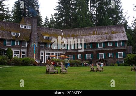 USA, WASHINGTON STATE, OLYMPIC PENINSULA, LAKE QUINAULT LODGE, OLYMPIC NATIONAL PARK Stock Photo