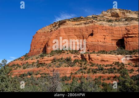 USA, ARIZONA, NEAR SEDONA, VIEW OF RED ROCK MOUNTAINS FROM DEVIL'S BRIDGE HIKE Stock Photo