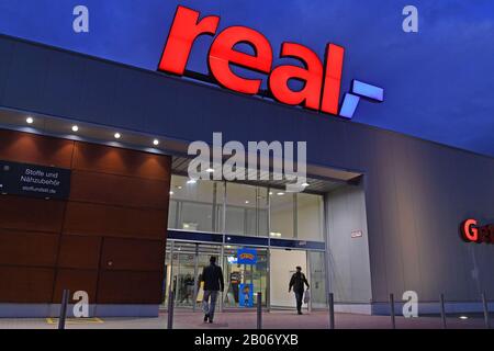 Real sale in dry cloth chain is smashed. In the New Year SCP takes over. Archive photo: Real Ã Around 30 markets are closed after sale. Around 30 of the 276 real stores still in existence are to be closed after the upcoming sale of the supermarket chain to the financial investor SCP. Supermarket in Munich Freimann, exterior view, evening mood on February 14th, 2020. Â | usage worldwide Stock Photo