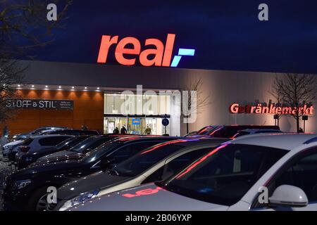 Real sale in dry cloth chain is smashed. In the New Year SCP takes over. Archive photo: Real Ã Around 30 markets are closed after sale. Around 30 of the 276 real stores still in existence are to be closed after the upcoming sale of the supermarket chain to the financial investor SCP. Supermarket in Munich Freimann, exterior view, evening mood on February 14th, 2020. Â | usage worldwide Stock Photo