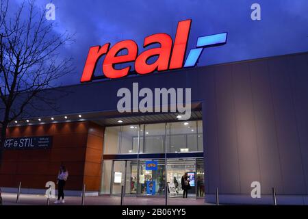 Real sale in dry cloth chain is smashed. In the New Year SCP takes over. Archive photo: Real Ã Around 30 markets are closed after sale. Around 30 of the 276 real stores still in existence are to be closed after the upcoming sale of the supermarket chain to the financial investor SCP. Supermarket in Munich Freimann, exterior view, evening mood on February 14th, 2020. Â | usage worldwide Stock Photo