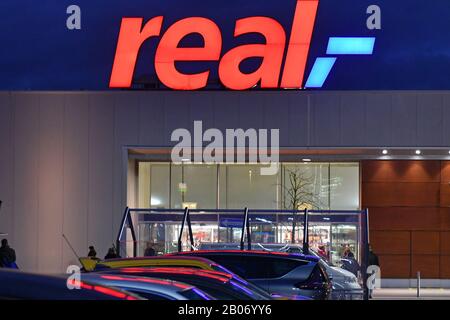 Real sale in dry cloth chain is smashed. In the New Year SCP takes over. Archive photo: Real Ã Around 30 markets are closed after sale. Around 30 of the 276 real stores still in existence are to be closed after the upcoming sale of the supermarket chain to the financial investor SCP. Supermarket in Munich Freimann, exterior view, evening mood on February 14th, 2020. Â | usage worldwide Stock Photo