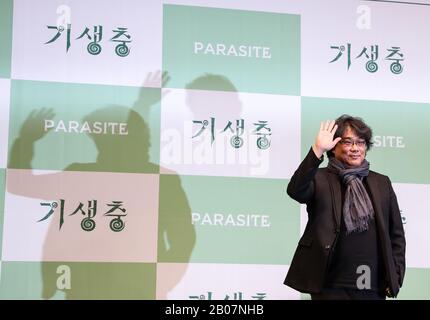 (200219) -- SEOUL, Feb. 19, 2020 (Xinhua) -- Bong Joon-ho, director of the South Korean film 'Parasite', poses for photos at a press conference in Seoul, South Korea, Feb. 19, 2020. 'Parasite', a South Korean black comedy, became the first non-English language film to win the Oscar for best picture, and also nabbed awards for best original screenplay, best international feature film and best director for Bong Joon-ho at the 92nd Academy Awards on Feb. 9, 2020. (Xinhua/Wang Jingqiang) Stock Photo