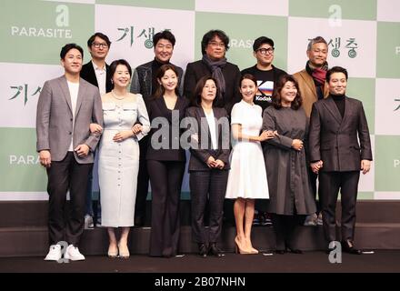 (200219) -- SEOUL, Feb. 19, 2020 (Xinhua) -- The cast and creative team of South Korean film 'Parasite' pose for a group photo at a press conference in Seoul, South Korea, Feb. 19, 2020. 'Parasite', a South Korean black comedy, became the first non-English language film to win the Oscar for best picture, and also nabbed awards for best original screenplay, best international feature film and best director for Bong Joon-ho at the 92nd Academy Awards on Feb. 9, 2020. (Xinhua/Wang Jingqiang) Stock Photo