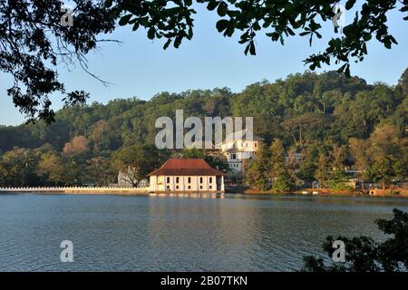 Sri Lanka, Kandy, Temple of the Tooth, Old Royal Bath and lake Stock Photo