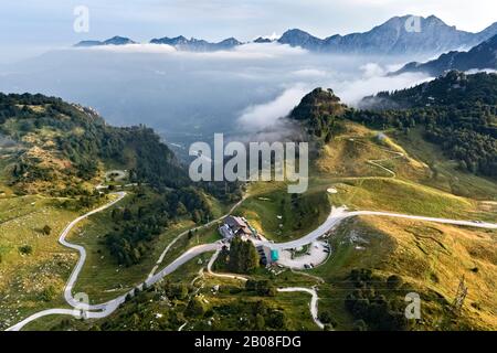 The Campogrosso Pass with the Rifugio 'Antonio Giuriolo'. In the background the Tre Croci mountain chain. Piccole Dolomiti, Veneto, Italy. Stock Photo