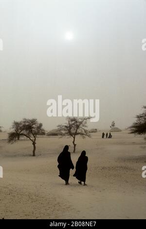 MALI, NEAR TIMBUKTU, TUAREG CAMP IN HARMATTAN DUST STORM, TUAREG WOMEN Stock Photo