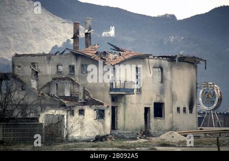 8th January 1994 Ethnic cleansing during the war in central Bosnia: burned houses and buildings in Grbavica, on the outskirts of Vitez, attacked by HVO (Bosnian Croat) forces four months before. Stock Photo
