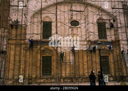 EGYPT, CAIRO, MOHAMMED ALI MOSQUE, SCAFFOLDING, WORKERS CLEANING ALABASTER FACADE Stock Photo